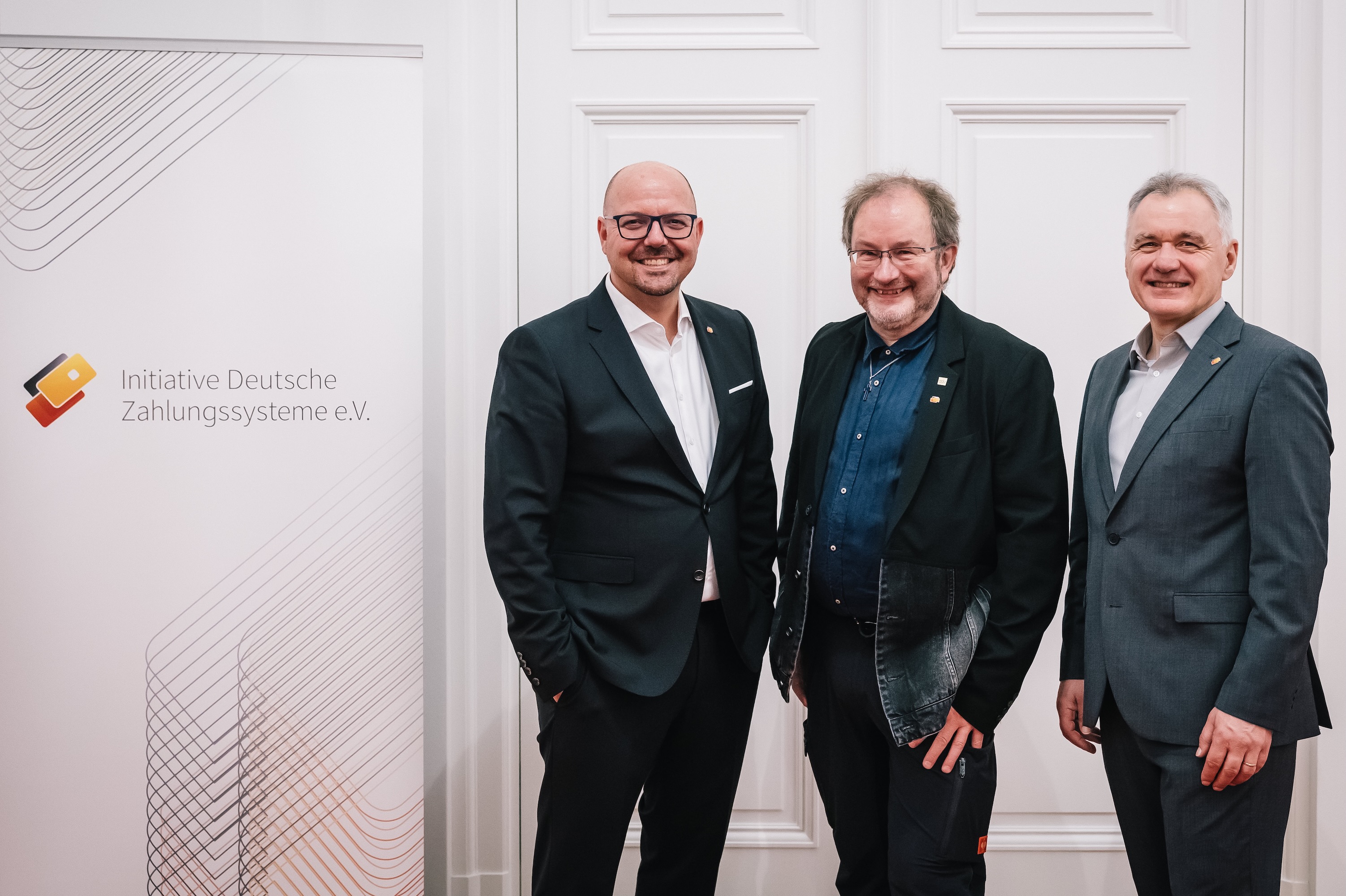 Der Vorstand der Initiative Deutsche Zahlungssysteme e.V. im Bild – Ingo Limburg, Peter Ehrl, Jürgen Göbel (v.l.n.r.) Der Vorstand der Initiative Deutsche Zahlungssysteme e.V. im Bild – Ingo Limburg, Peter Ehrl, Jürgen Göbel (v.l.n.r.)